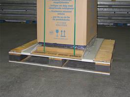 Kartonage auf einer Palette aus Holz und Metall auf einem grauen Betonboden in einem Lager.