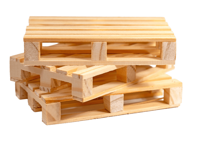 Stapelhaufen aus Holzpaletten in nat&uuml;rlicher Farbe auf wei&szlig;em Hintergrund.